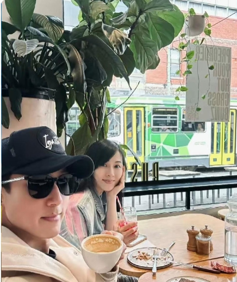 4月9日，吴尊通过社交平台分享了三张和妻子林丽吟出游的春日美照，并配文字：生活有