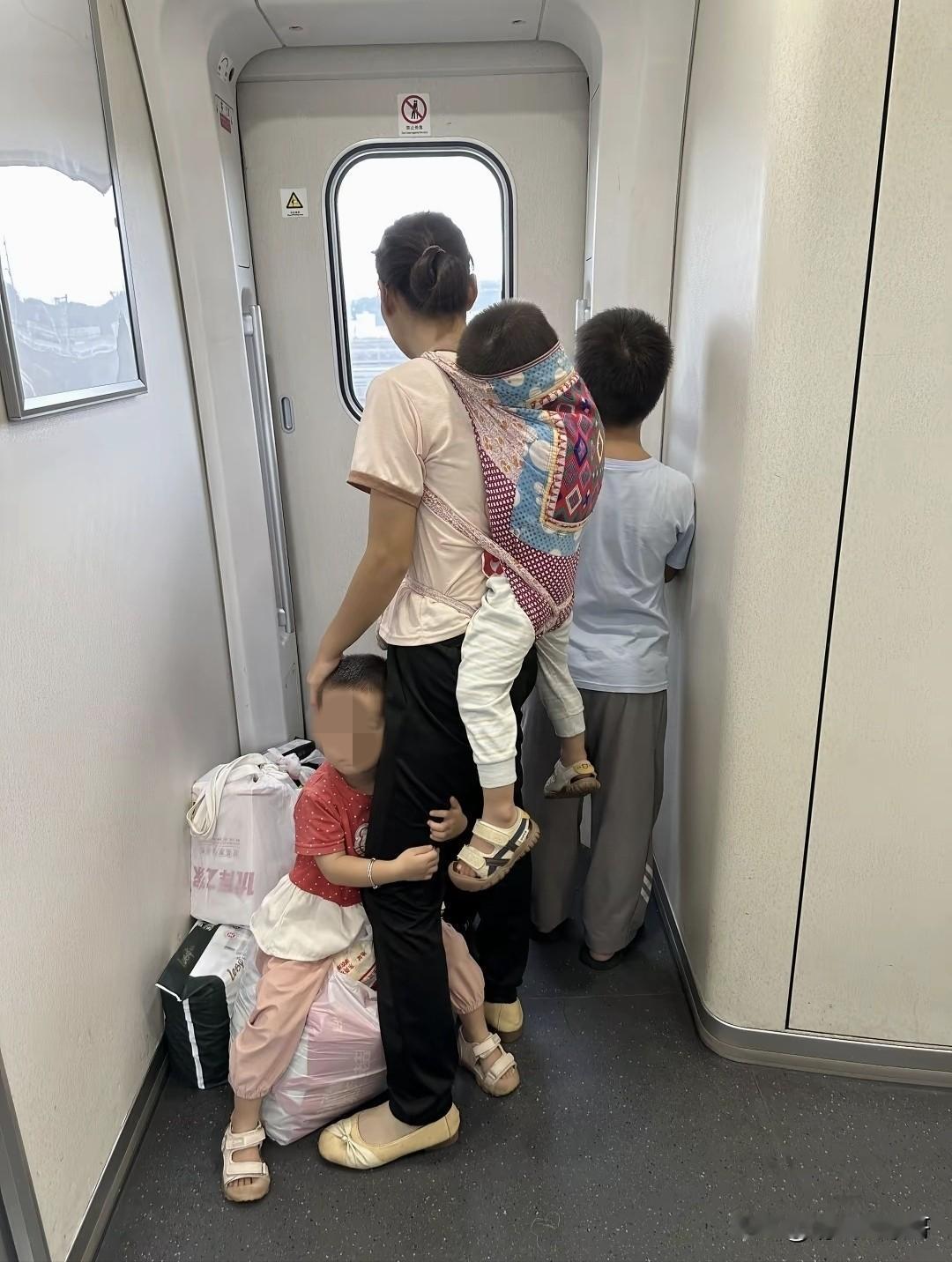 女子本弱，为母则刚，两位母亲带孩子乘高铁，一个一直站着还背着一个娃娃，一个一直蹲