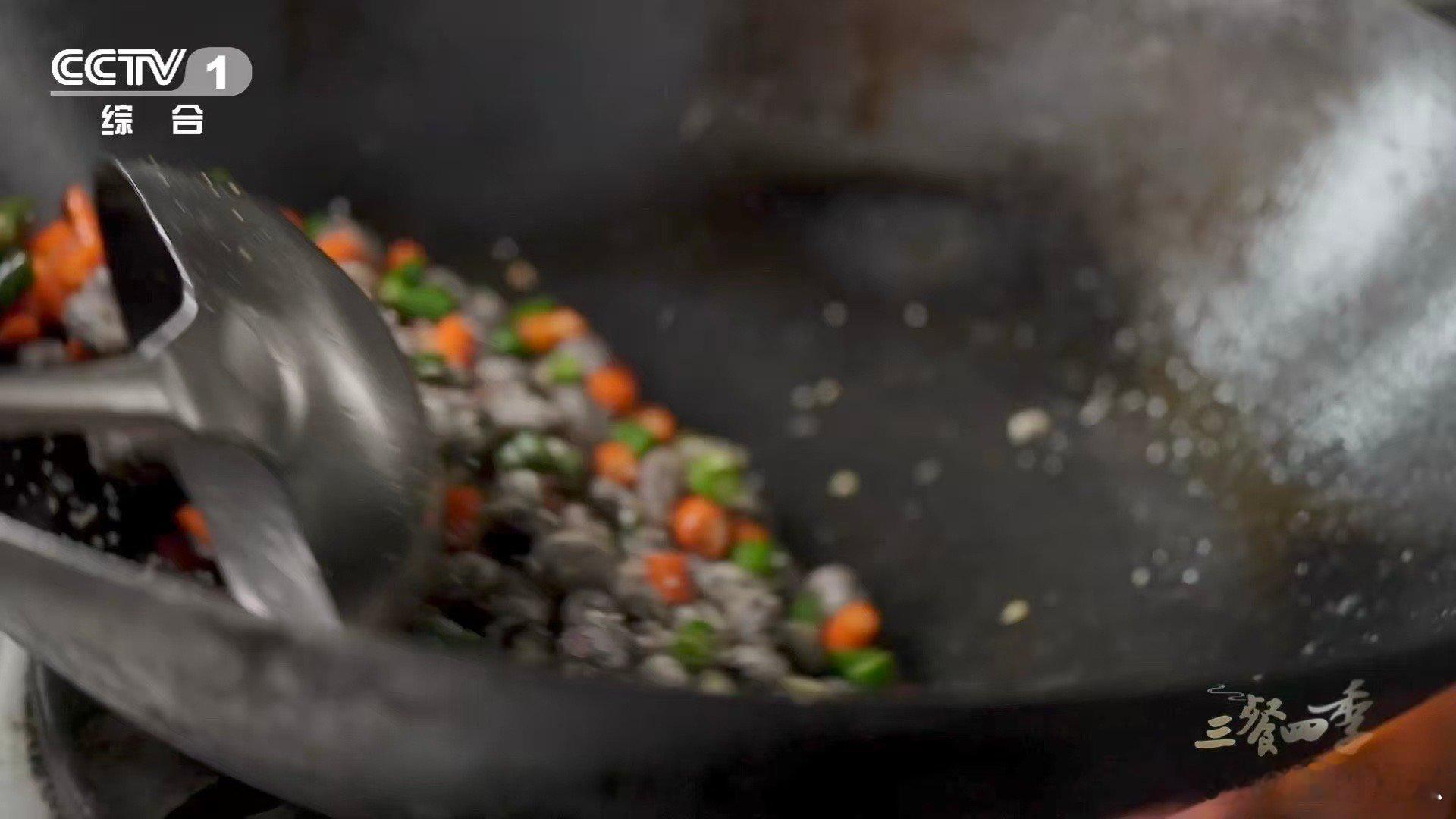 中国人的吃商绝了硬邦邦的岩豆被中国人变成美食从绝壁岩豆到席上佳肴，国人以智慧