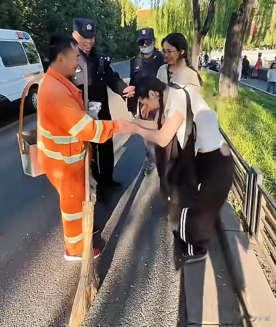 故宫暖心善举，让美国姑娘感动落泪这次把美国姑娘都感动哭了！美国姑娘来北京
