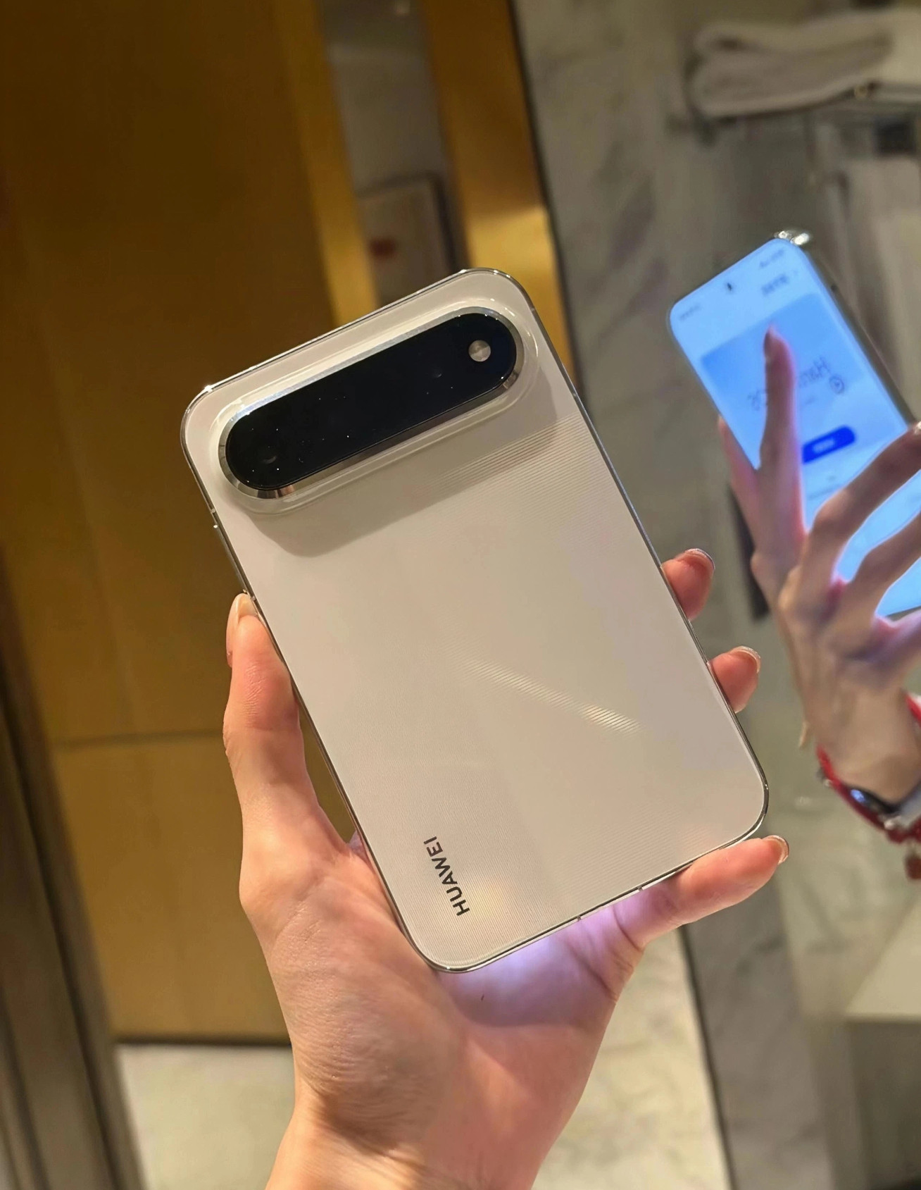 这个华为阔直板PuraXView…完全是直板机党的福音吧而且这种宽宽胖胖的手
