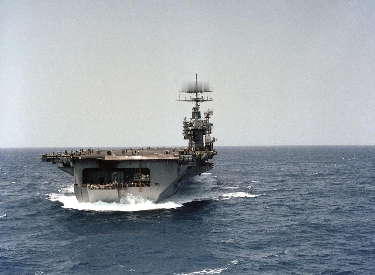 1986年12月，美国海军“尼米兹”级航空母舰CVN-69“德怀特·艾森豪威尔”