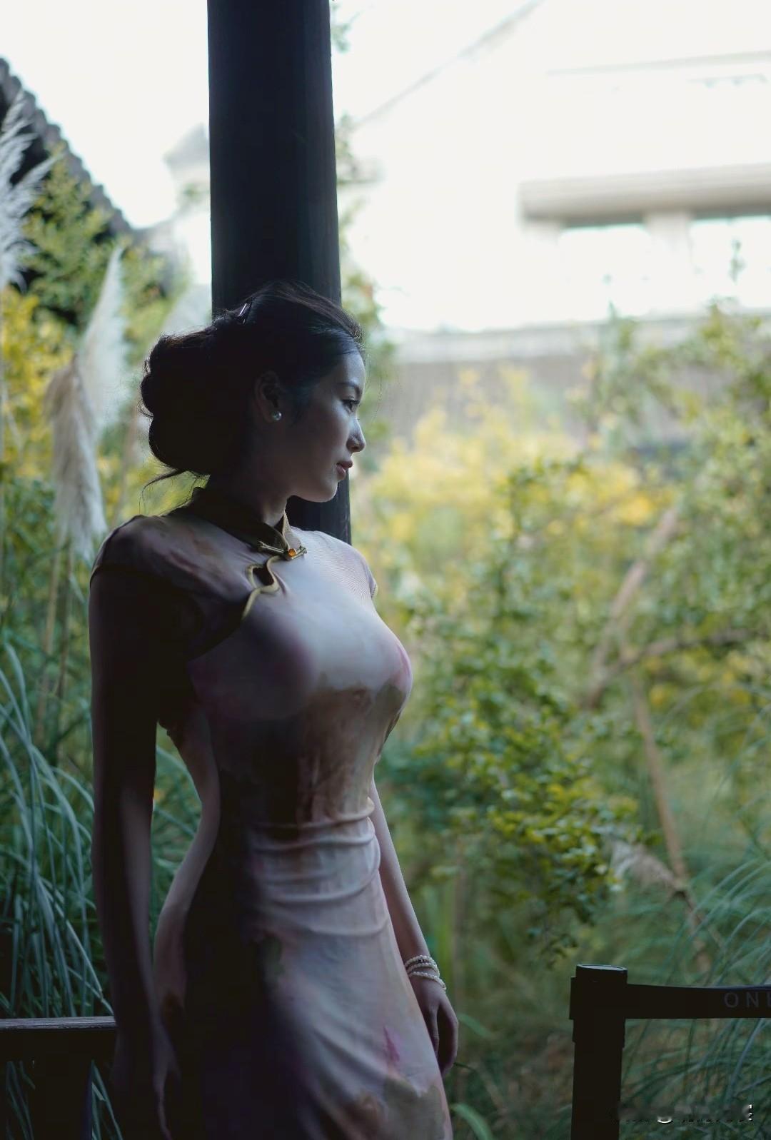 复古风情的东方美人，在秋意盎然的背景中，散发着优雅与神秘。模特的曼妙身材，摄影怎