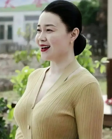 2009年，赵本山把年仅26岁的关婷娜喊到身边：“小关，我想让你做我新戏的搭档，