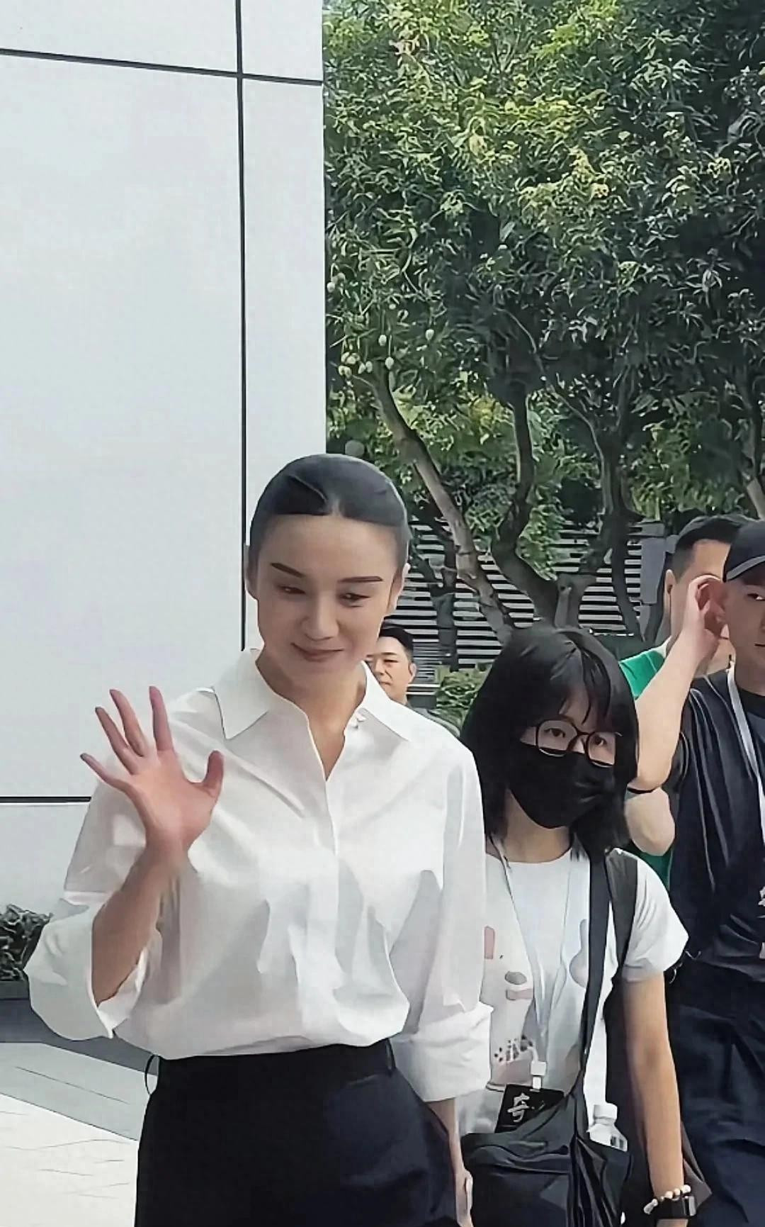 宋佳这个发型，看着挺板正的，问题是她能驾驭的了吗？
