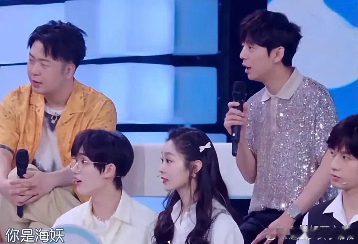 张晚意上快本玩游戏，娜扎吐槽他长得黑黑的像海妖，张晚意那无奈的小表情太明显啦​
