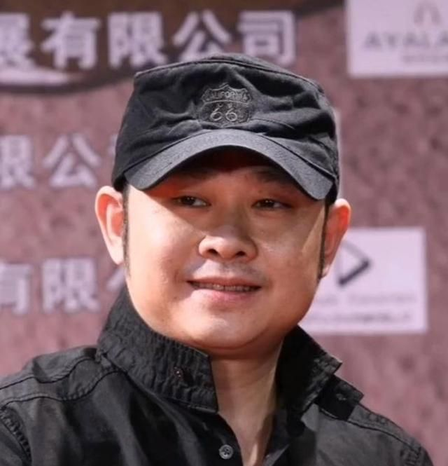 那年，刀郎的妻子杨娜生下女儿才40天，就丢下女儿消失，刀郎嚎啕大哭，四处寻找，就