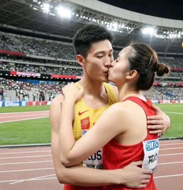 全运赛场何锦櫶夺冠后那一吻，直接火上热搜，把央视解说都“惊”到了！原来小两