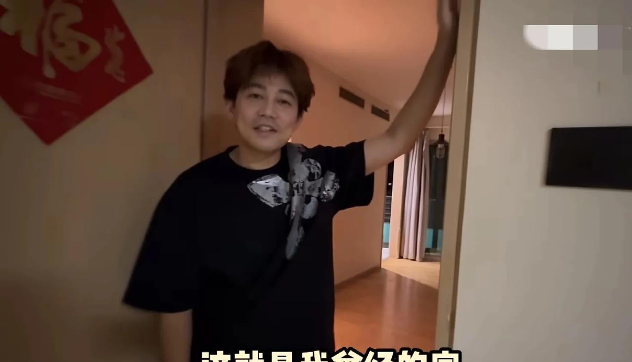 苏醒跟他的旧居告别，还真是一个有仪式感的人，空空荡荡的房屋，承载了他8年的记忆。