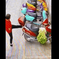 俗话说得好，狗急跳墙，兔子急了还咬人呢！大妈这种行为，连电动车都看不下去了，结局