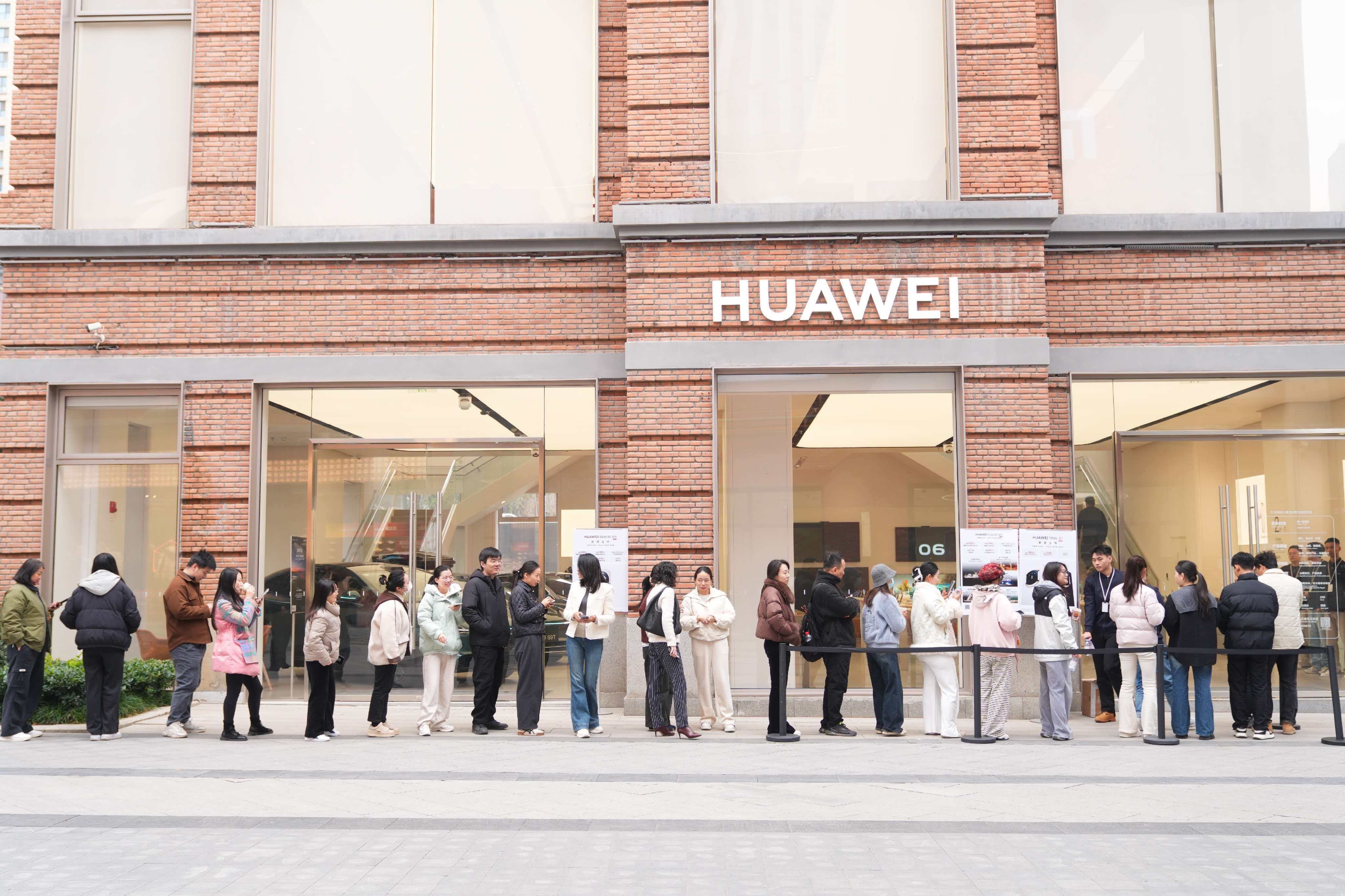 华为MateX7正式开售啦，不出所料，华为的各大线下门店又开始人挤人了，真羡慕