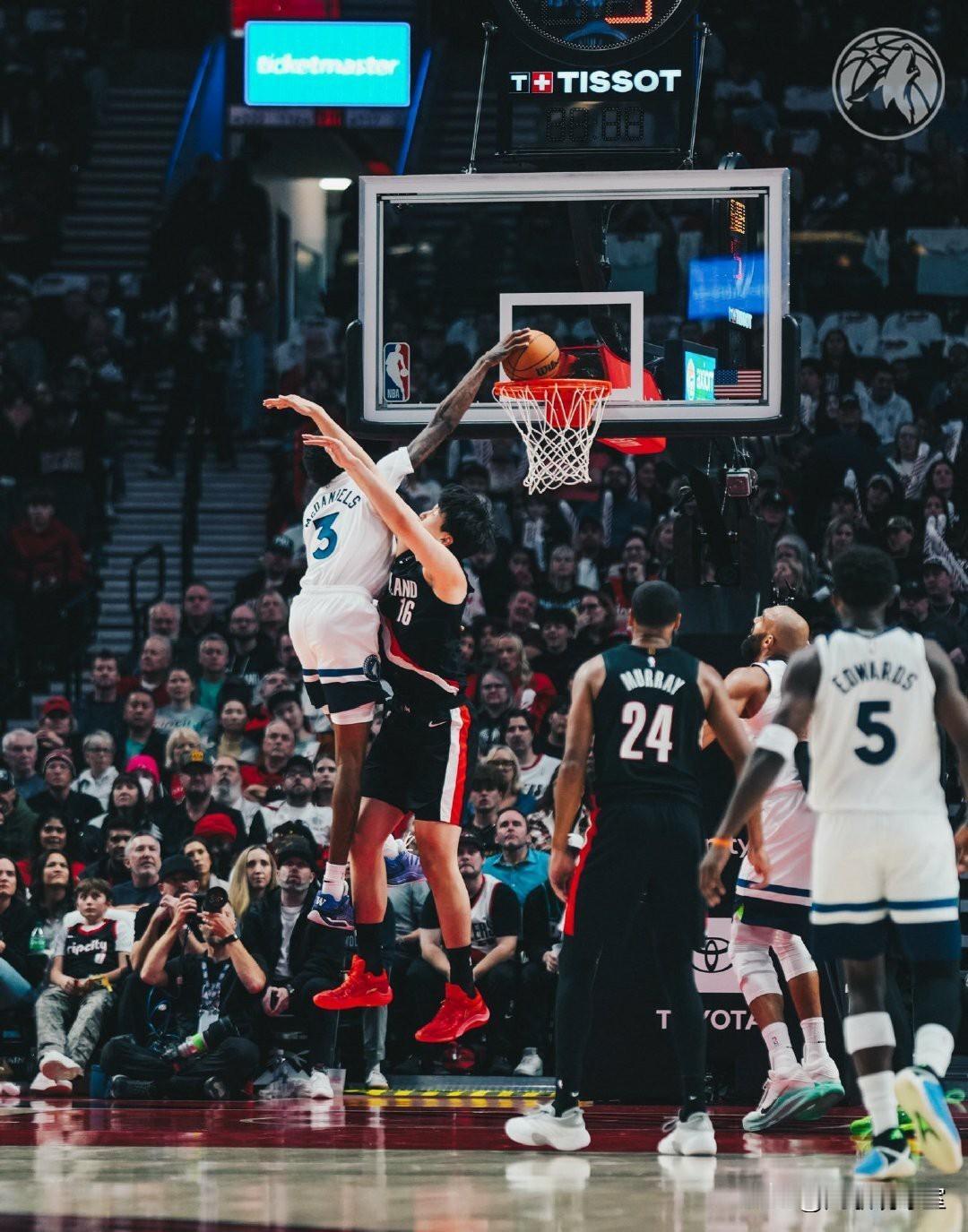 不必沮丧！杨瀚森nba首秀表现惨淡，不必在意，想当年，当选NBA状元的姚明首秀也