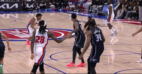 今日23岁的杰登-艾维绝对是NBA最悲催、最难过的那个的男人，被公牛队裁员，被大