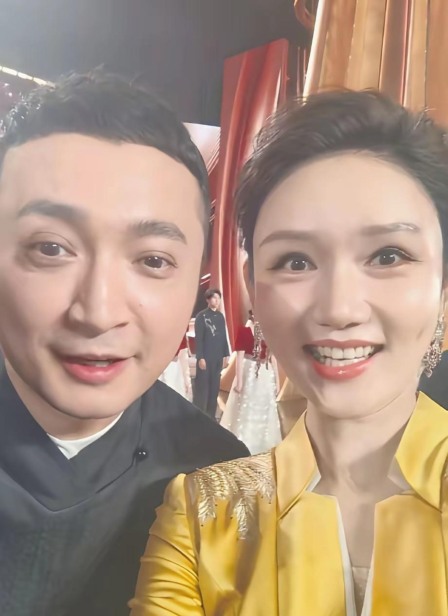 主持人龙洋的眼睛，是天生的提词器。不是装酷，是生理结构决定的。眼裂天生上斜，