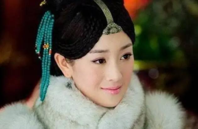 公元1635年，皇太极下令当众扒光姐姐的衣服，对她处以凌迟极刑。刀刀入肉，伴随着