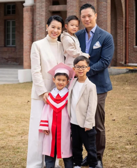 说实话胡杏儿的颜值一般，但她各方面全能，气质最佳，人格魅力大，越来越耐看了。