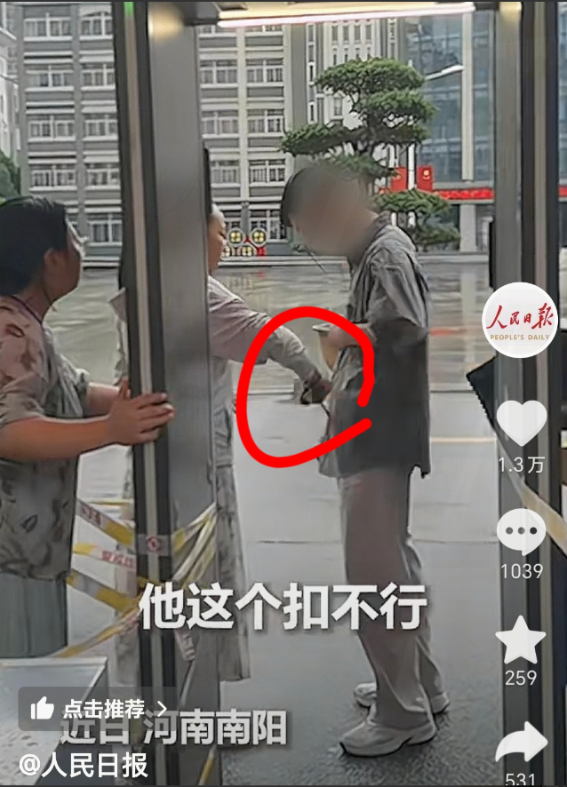 我的衣服替我去高考了这位大哥火上人民日报了！一考生衣服带金属被拒之门外，热心