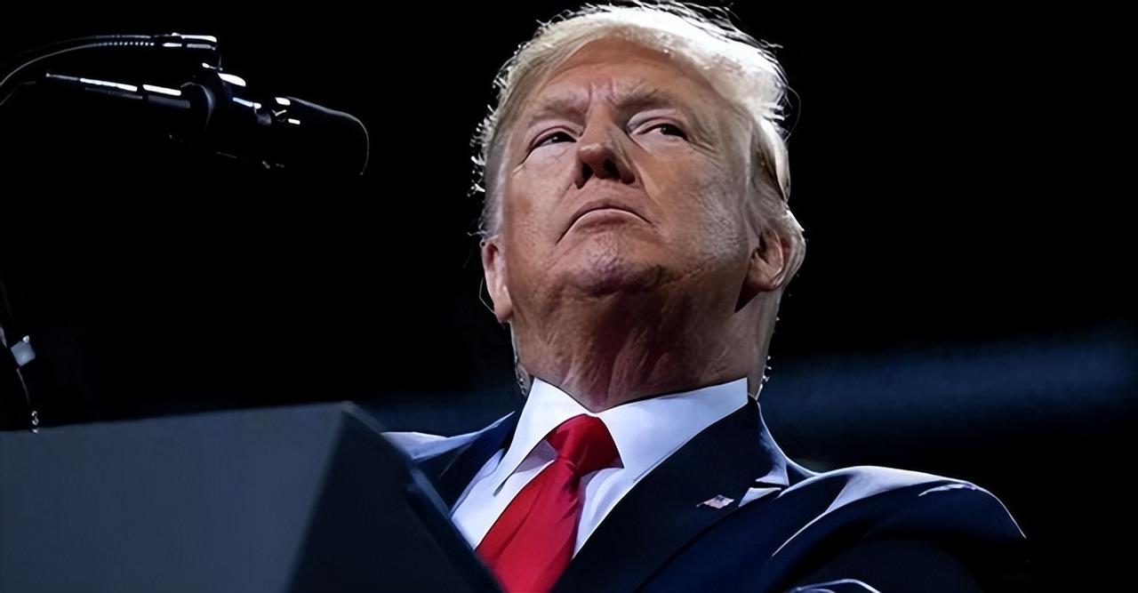 伊朗昨晚发射的中程弹道导弹对以色列特拉维夫市中心打击之后，造成了严重破坏。大战