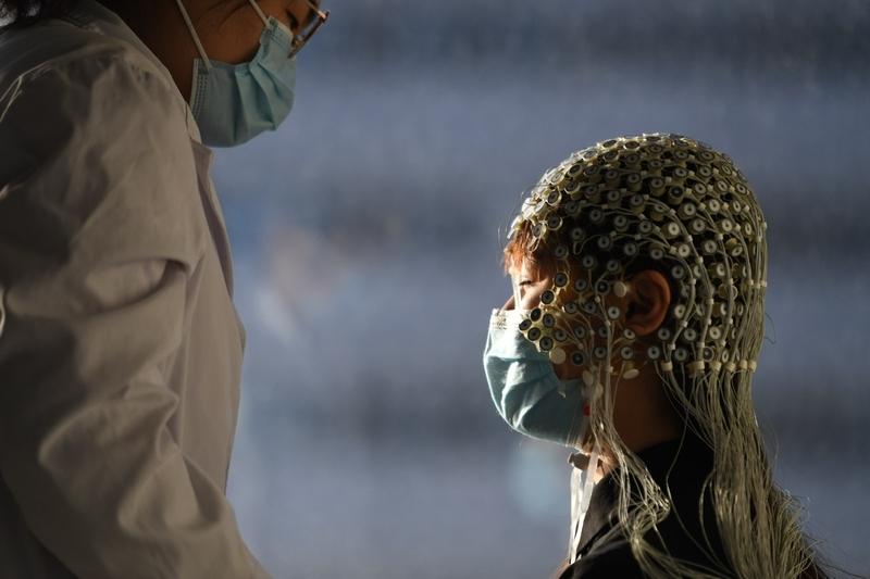 西工大谢松云教授团队太牛了！在脑机接口领域直接实现变道超车。他们研发的无创脑机对