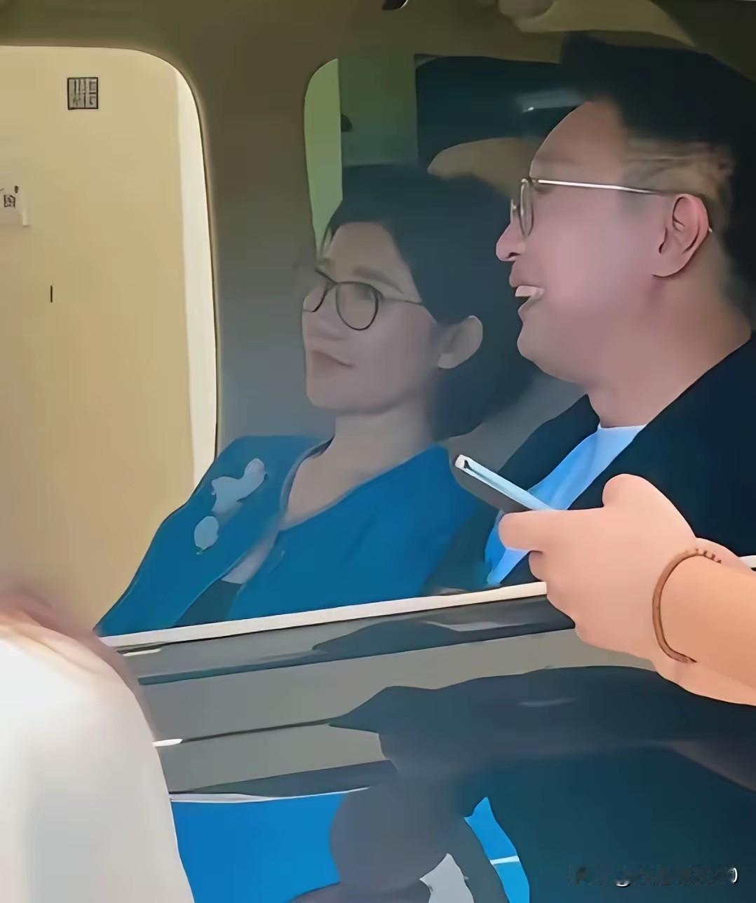 林永健和妻子周冬齐去4s店去看车，一身休闲打扮，还戴着一副无框眼镜，看起来特别有