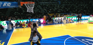 恕我直言，外卡选手扣篮难度10分，创意0分，全是飞人隔扣，横着飞纵着飞而已，一个