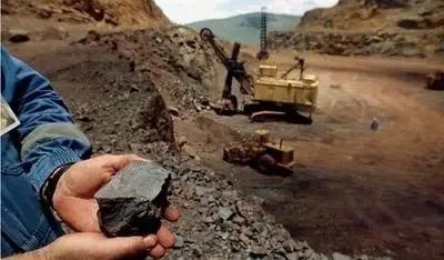 澳大利亚的铁矿严格来说，那地方根本就不是铁矿，就是纯粹的一坨铁，只不过是生锈了而