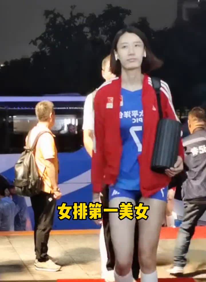 王媛媛抹胸装太美了。女排第一美女，跳舞也特别厉害。模特身材，舞蹈也特别秀，女