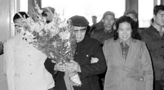 毛主席临终前再三嘱咐，不许毛岸青参加葬礼，真实原因令人唏嘘。毛岸青1923年1