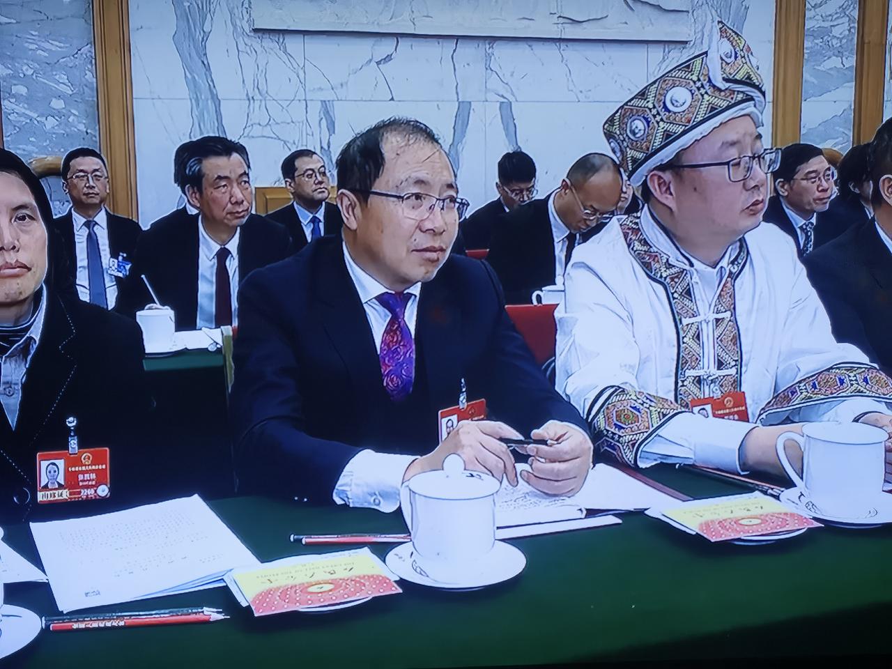 这届来自贵州的全国人大代表和全国政协委员一个也不认识了，以往的两会委员和代表还有