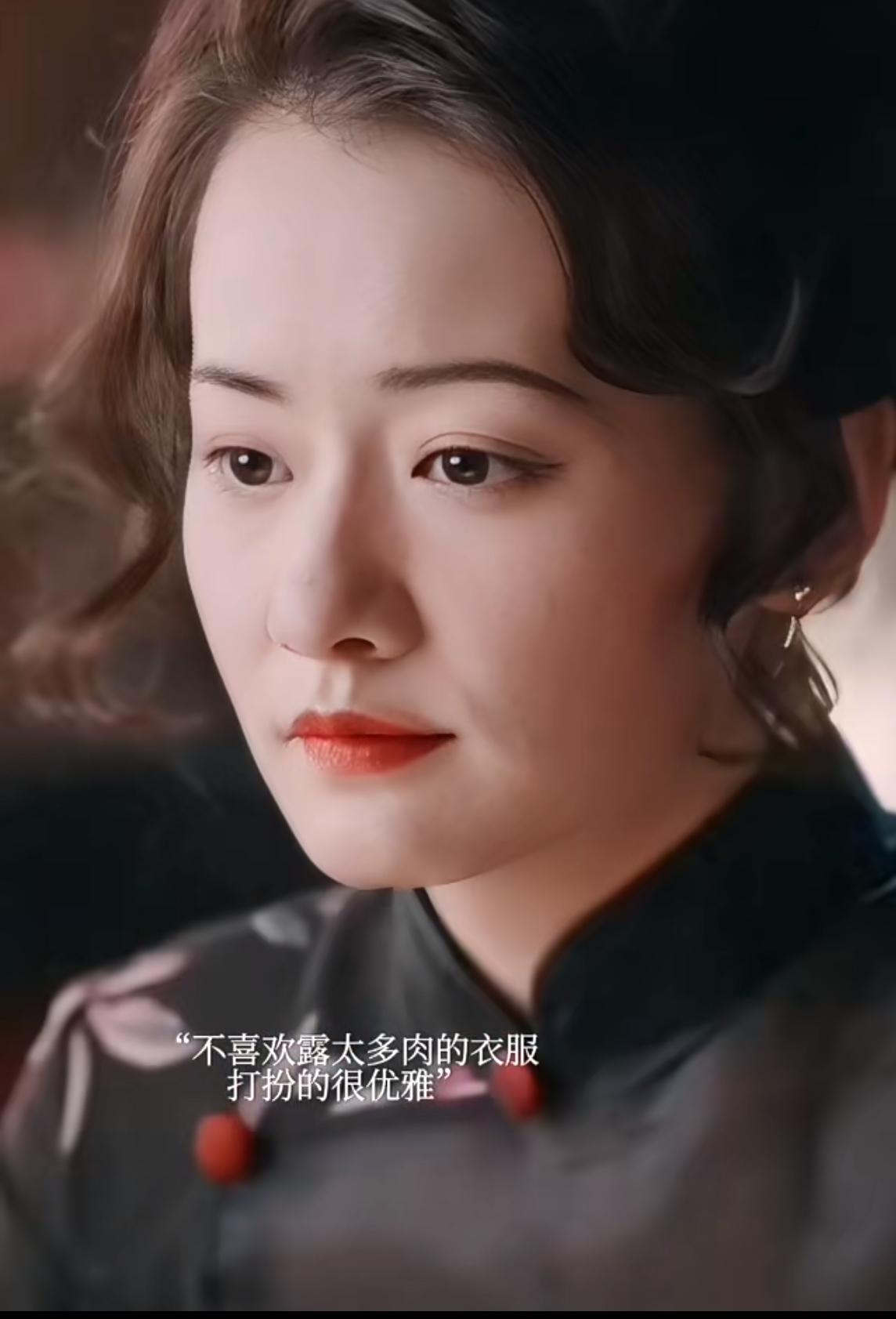 灼灼韶华：二妞变了，开始喜欢穿露背装了。发现了没有，二妞从口吸夏元手指头上的血