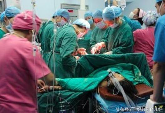 98年孕妇刚生下孩子, 发现孩子右手“产瘫”, 医生说家人无知