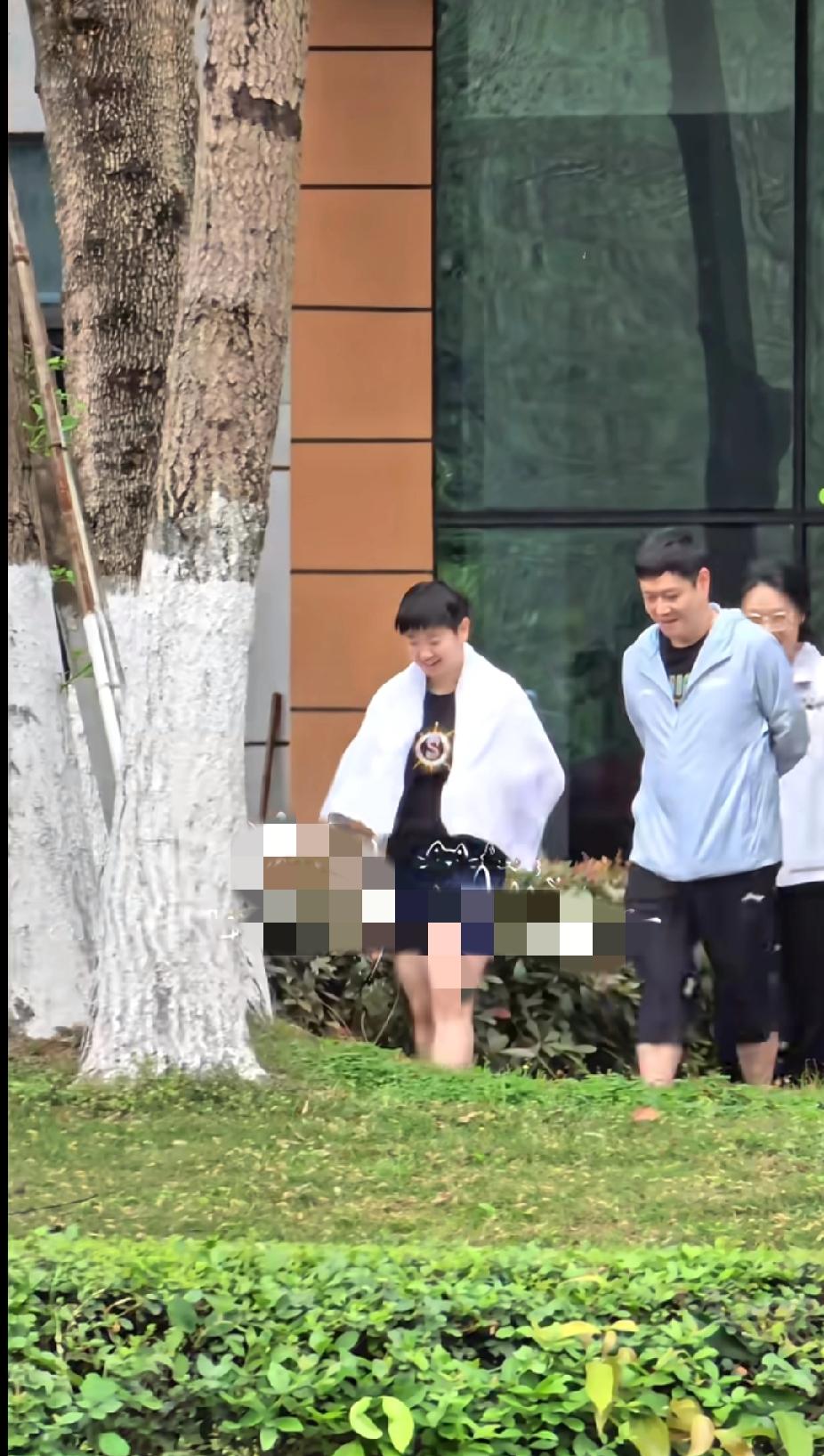 成都封训路透！孙颖莎裹着白毛巾，跟邱贻可边走边说太可爱了✨刷到莎莎成都封训