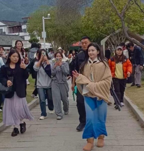 37岁景甜打扮像少女，皮肤又白又嫩，这状态绝了​​​