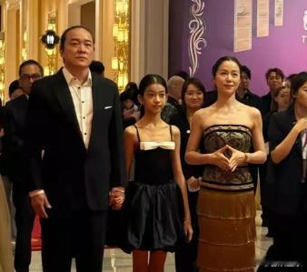 其实江一燕自曝离婚，事件本身并不劲爆，毕竟很多人根本不了解她的婚姻状况，丈夫也不