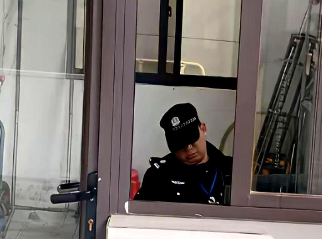 一个月拿两三千块钱，买你一个保安通宵不合眼，这买卖你干不干？现在网上有种说法传