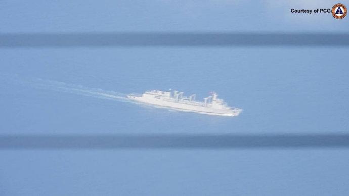 南海的天彻底变了！就在所有人还没反应过来的时候，一支庞大的两栖登陆舰队已经悄然逼