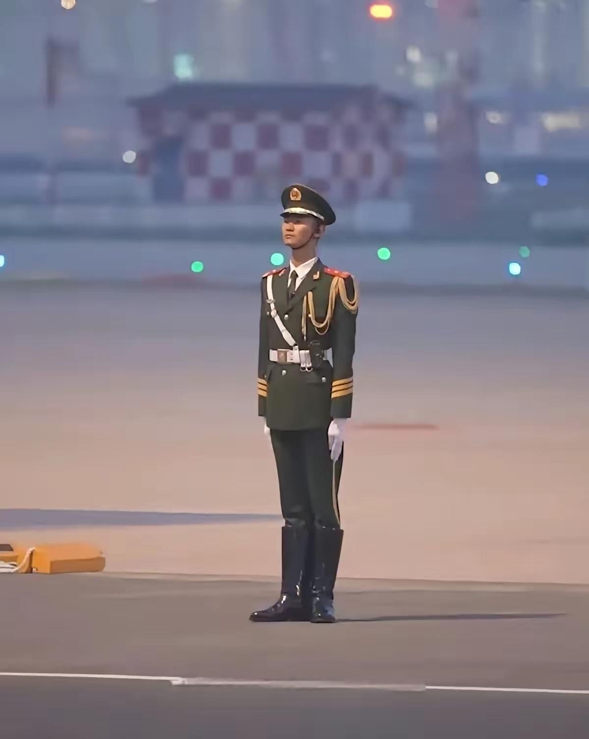 刷屏全球镜头下的这位铁血战士，身份很多人都认错了。他并非中国人民解放军PLA，而