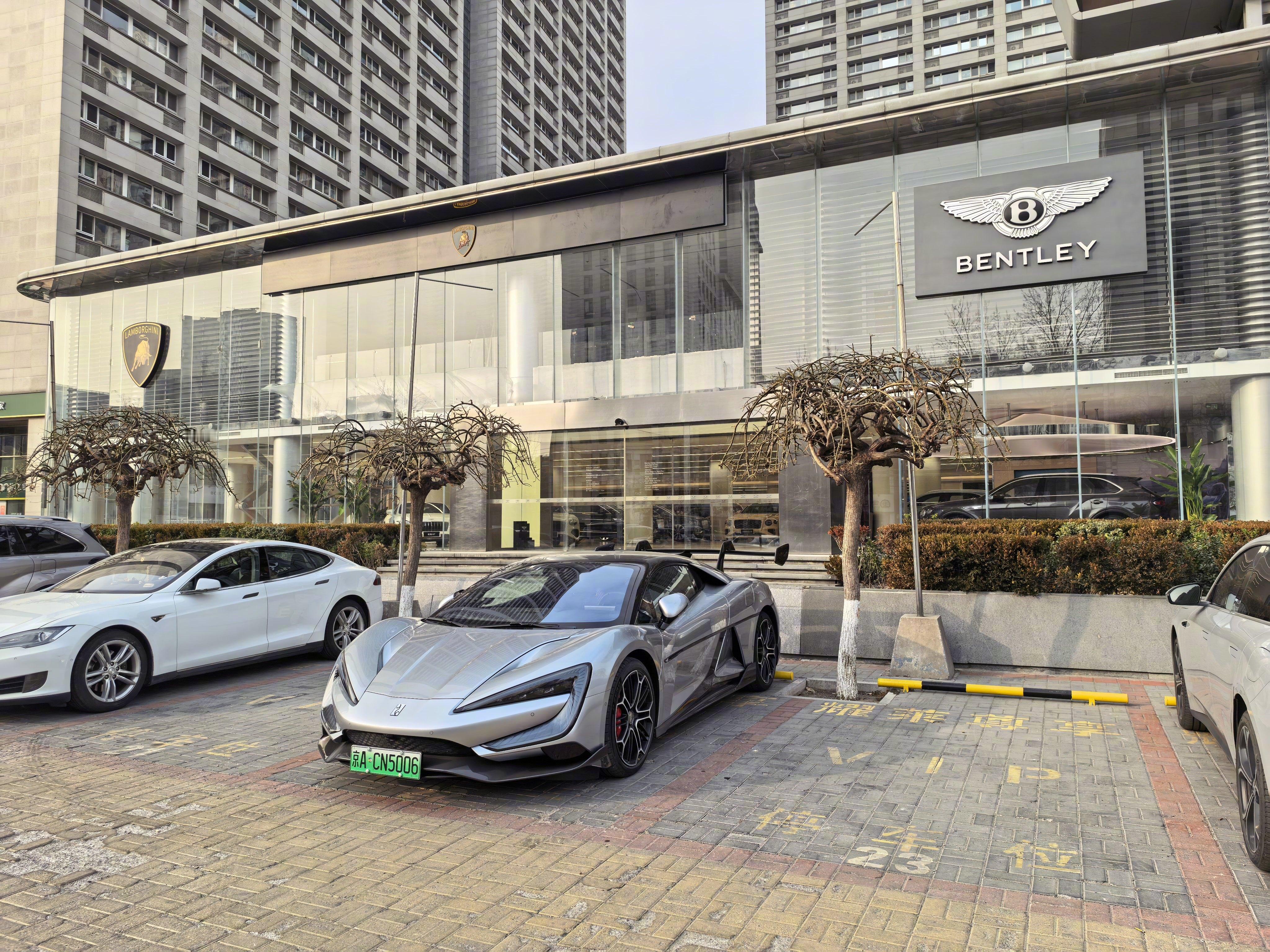 小韩也是好起来了，敢来看宾利兰博和劳斯了。