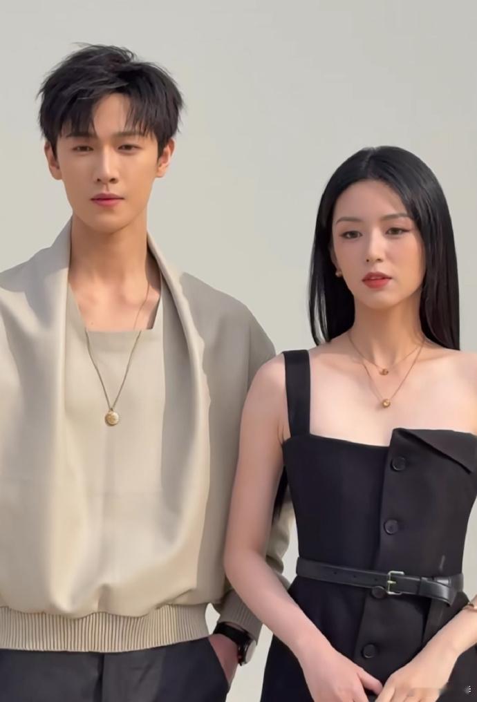 李昀锐、周也看秀同框生频流出，状态绝佳，原生态美貌与气质尽显，无需精修亦十分亮眼