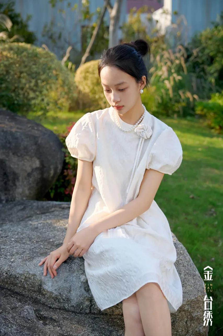 初夏来信婉约雅韵，定格隽永惬意随风，轻盈赴约