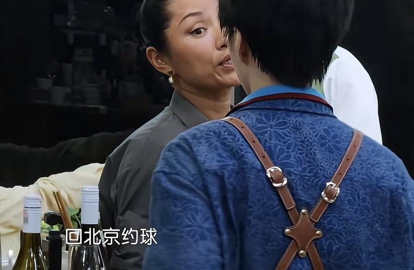 瞿颖邀请王俊凯有时间跟她一起打球，王俊凯也邀请瞿颖随时来看他演唱会。瞿颖：“回