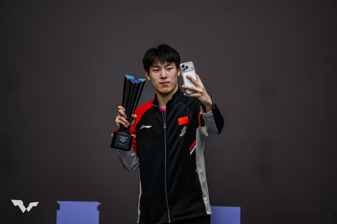 从温瑞博开始，领奖的那一刻，颁奖嘉宾递来花束，他有点小激动，伸手去接——居然