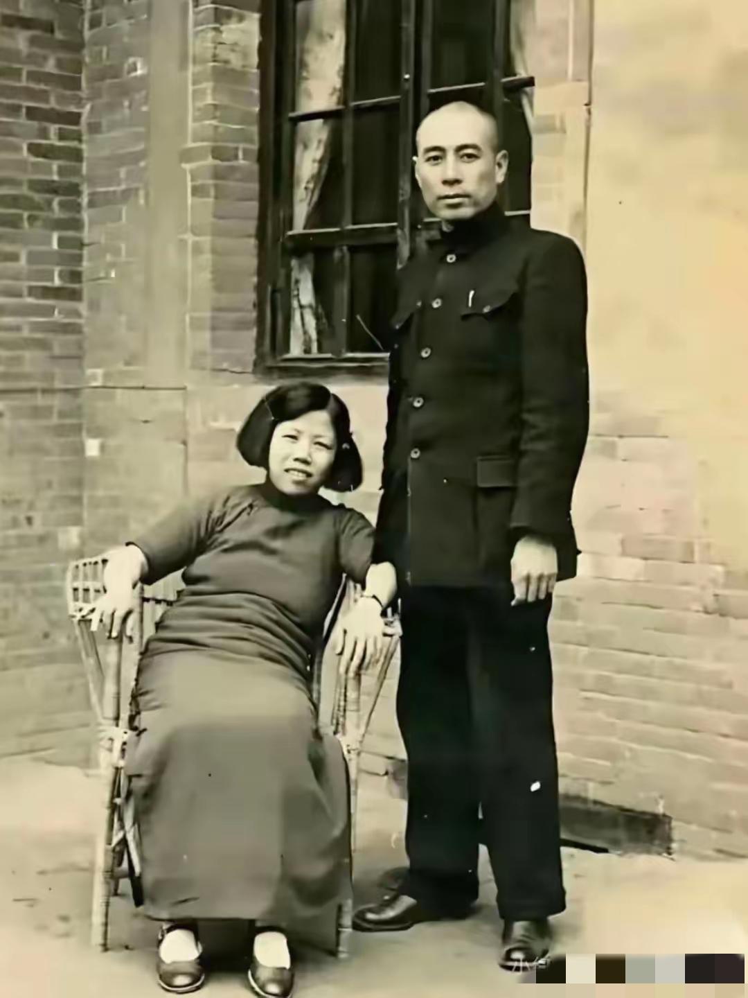 我敢说，邓颖超绝对是这世上最幸福的女人！她嫁的是民国四大美男之首，是一生为公的世