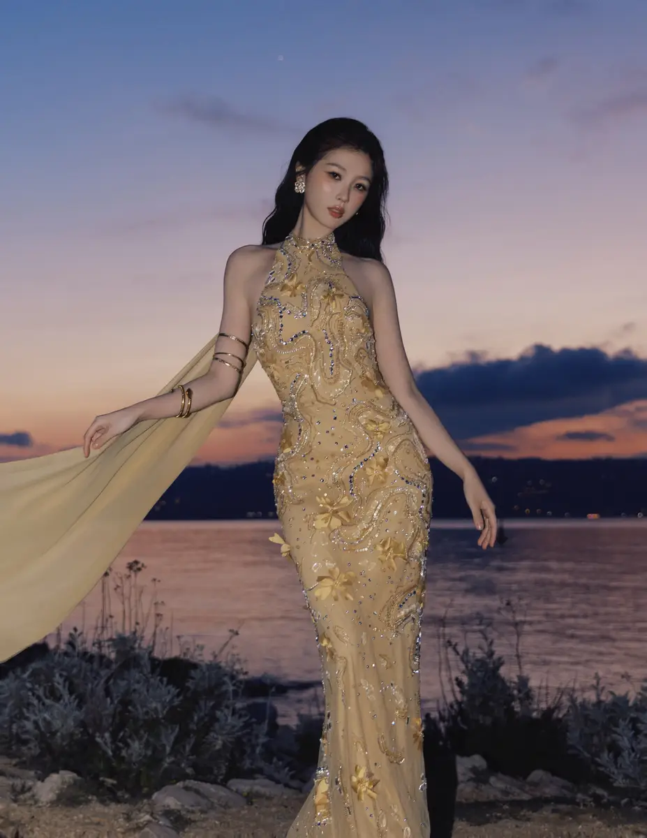 虞书欣穿鎏金长裙海边回眸