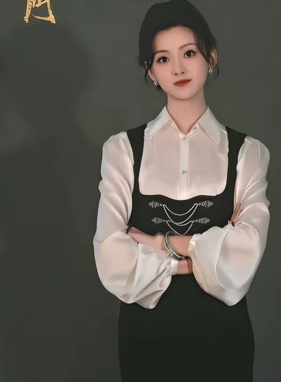 新版《九门》一开播，弹幕就炸了。陈伟霆还是那个佛爷，军装一穿味道还在。但尹新月一