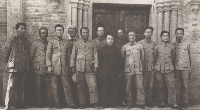 1938年10月中国共产党在延安桥儿沟举行六届六中全会。这是主席团成员合影。左