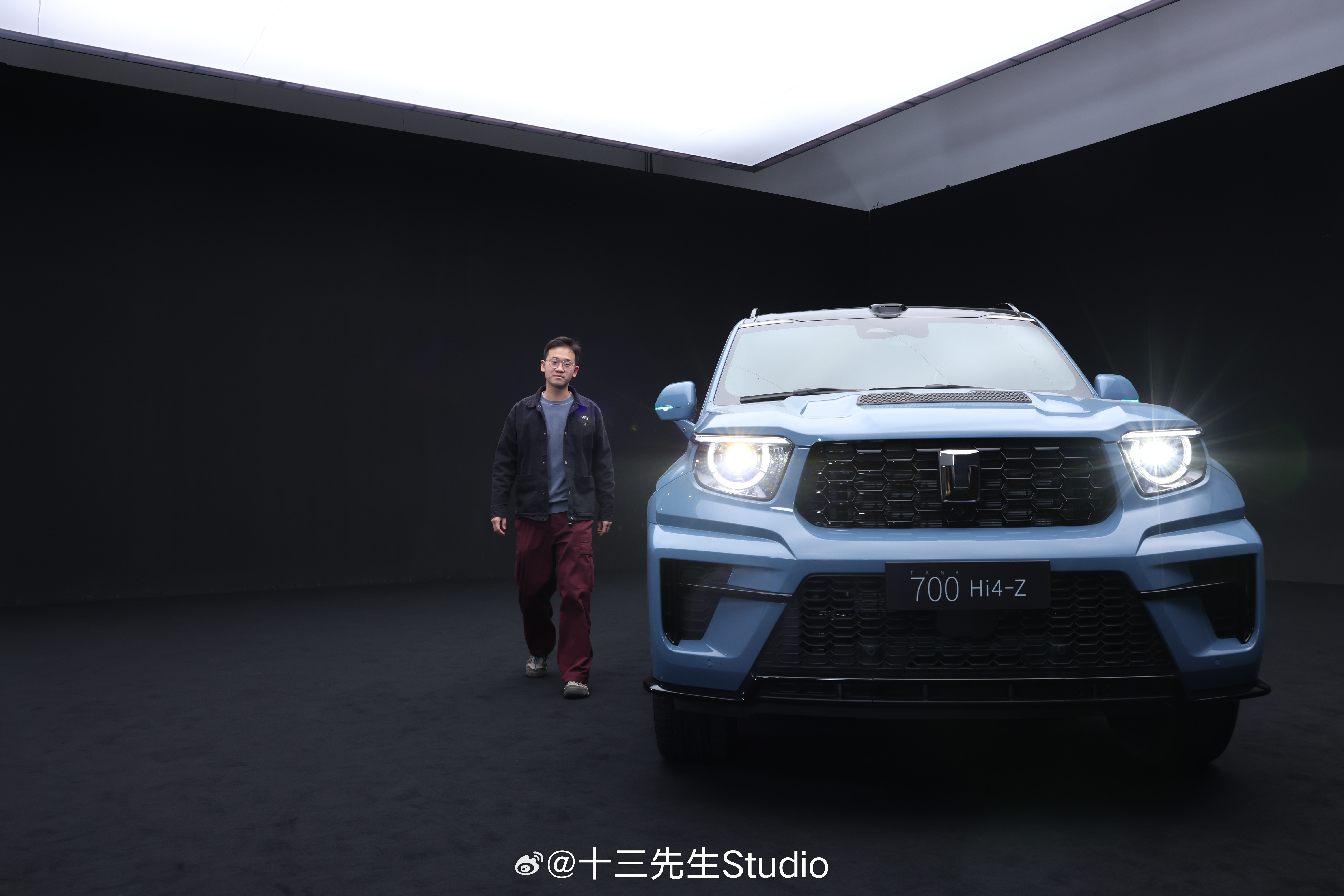 车好看还是人好看？车衬人，站在车旁边，气质提升太明显了。全新坦克700伴你青云直