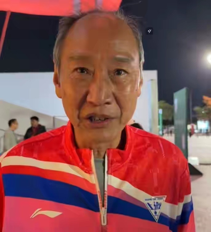 全运会男子110米栏，上海队徐卓一以13秒12夺得冠军，比赛结束后徐卓一的教练，