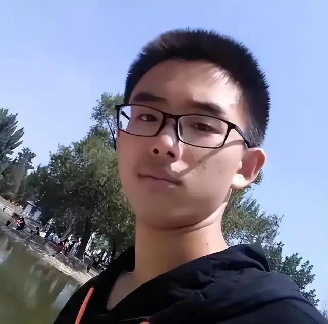 湖北小伙考上北大后沉迷网游，高数考35分惨遭劝退。卷土重来的他隐姓埋名复读一年，