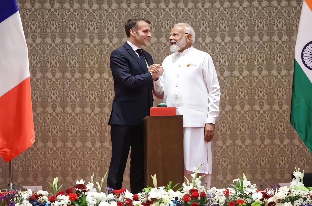 马克龙访问印度期间正式宣布，邀请印度参加2026年由法国主办的G7峰会，印度也成